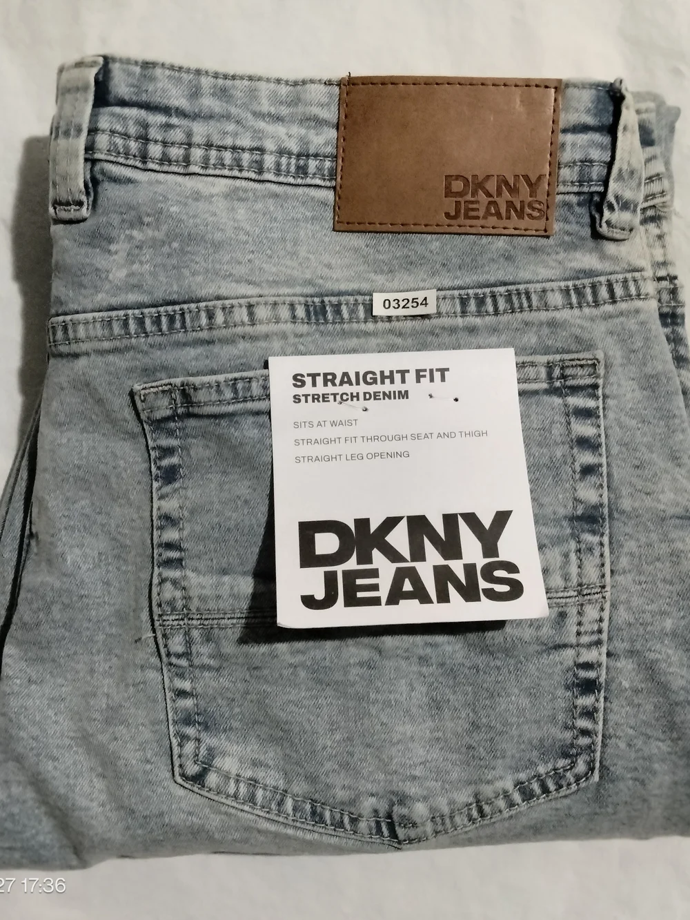 DKNY Jeans Mens 36x30 Straight Fit Stretch Light Blue Wash Denim Jeans NWT